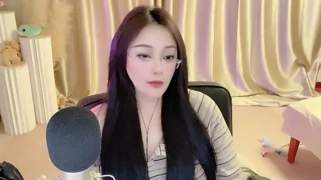 Snapshot of Daisy-77 chatting on 03-08-25, 09:18 Daisy-77 online show from 03-08-25, 09:18