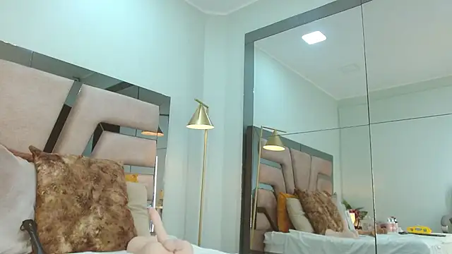 cintia hills online show from 11-15-25, 03:54