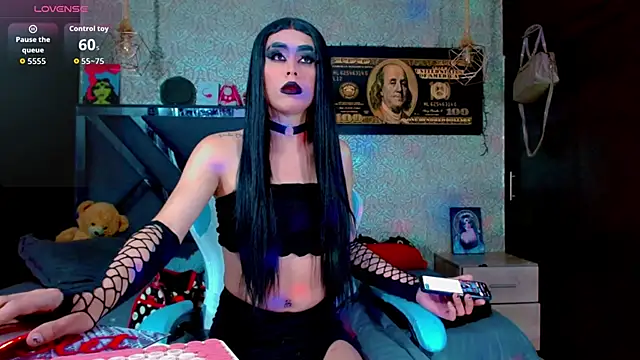 Perla Hotcortes online show from 10-21-25, 01:32