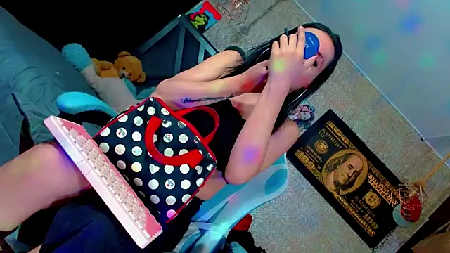 Perla Hotcortes online show from 10-15-25, 04:37