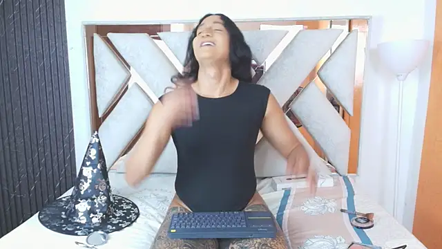 Alison Chan  online show from 10-31-25, 04:25