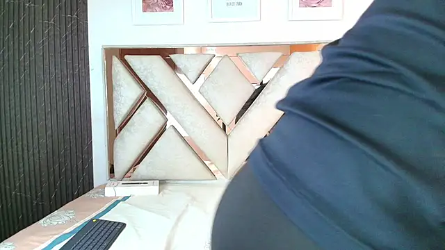 Alison Chan  online show from 11-25-25, 02:28