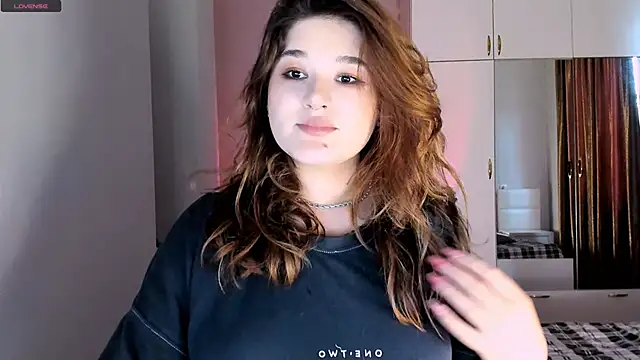 Snapshot of July_Slowdive chatting on 02-06-25, 11:31 July Slowdive online show from 02-06-25, 11:31