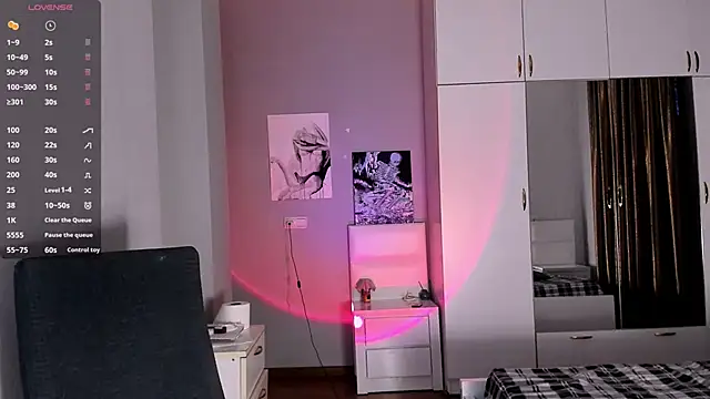 Snapshot of July_Slowdive chatting on 02-06-25, 02:37 July Slowdive online show from 02-06-25, 02:37