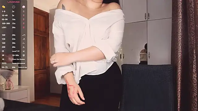 Snapshot of July_Slowdive chatting on 11-18-25, 05:33 July Slowdive online show from 11-18-25, 05:33