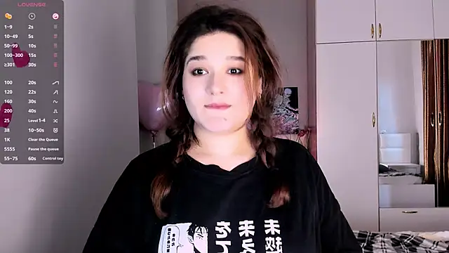 Snapshot of July_Slowdive chatting on 02-25-25, 12:05 July Slowdive online show from 02-25-25, 12:05