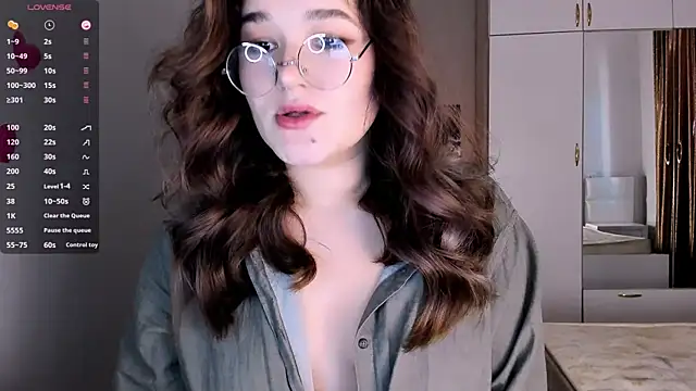 Snapshot of July_Slowdive chatting on 02-27-25, 01:28 July Slowdive online show from 02-27-25, 01:28