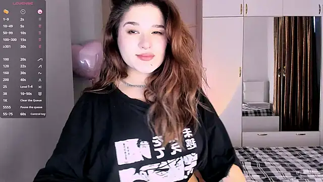 Snapshot of July_Slowdive chatting on 02-15-25, 02:22 July Slowdive online show from 02-15-25, 02:22