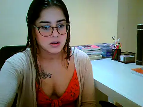 Snapshot of maliamiller chatting on 09-28-25, 04:25 maliamiller online show from 09-28-25, 04:25