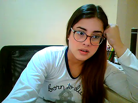 Snapshot of maliamiller chatting on 09-24-25, 02:23 maliamiller online show from 09-24-25, 02:23