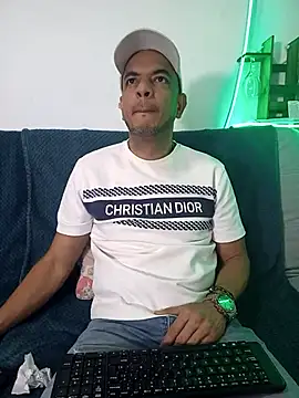 Snapshot of latinmartin73 chatting on 03-16-25, 01:07 latinmartin73 online show from 03-16-25, 01:07