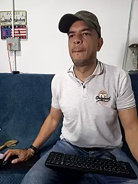 Snapshot of latinmartin73 chatting on 03-08-25, 03:28 latinmartin73 online show from 03-08-25, 03:28