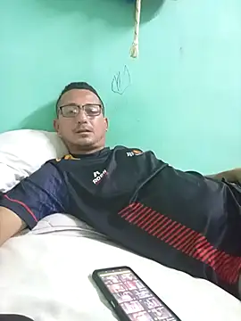 Snapshot of Andresguz35 chatting on 02-15-26, 10:52 Andresguz35 online show from 02-15-26, 10:52
