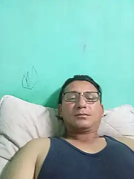 Snapshot of Andresguz35 chatting on 06-14-26, 04:14 Andresguz35 online show from 06-14-26, 04:14