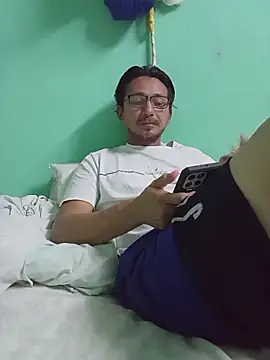 Snapshot of Andresguz35 chatting on 02-06-26, 04:19 Andresguz35 online show from 02-06-26, 04:19