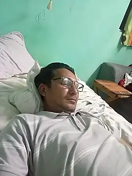Snapshot of Andresguz35 chatting on 02-15-26, 02:34 Andresguz35 online show from 02-15-26, 02:34