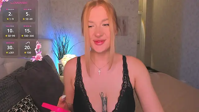 Emma  Leee online show from 11-30-25, 01:06