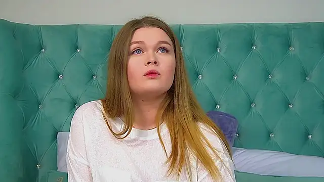 CrystalLyons online show from 09-28-25, 06:04