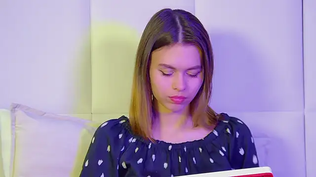 Snapshot of PollyLanders chatting on 03-17-25, 06:32 PollyLanders online show from 03-17-25, 06:32