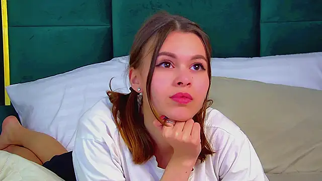 Snapshot of PollyLanders chatting on 03-11-25, 04:30 PollyLanders online show from 03-11-25, 04:30