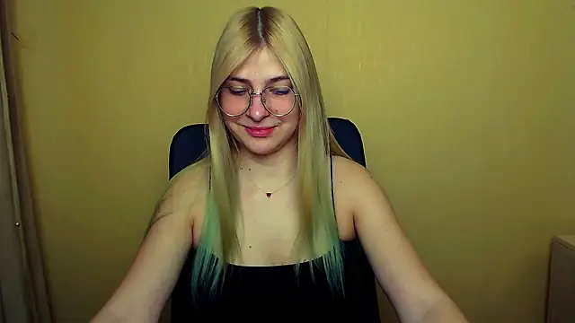 Snapshot of Luna_Lush_ chatting on 02-04-25, 08:24 Luna Lush online show from 02-04-25, 08:24