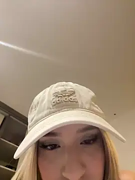 Snapshot of Sarah_cam06 chatting on 07-18-26, 12:41 Sarah cam06 online show from 07-18-26, 12:41