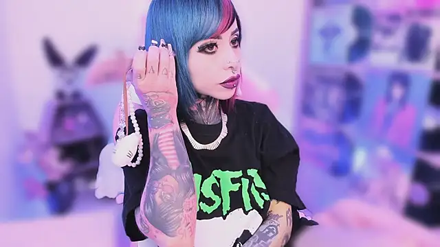 Snapshot of NikkiRamone chatting on 11-06-25, 03:32 NikkiRamone online show from 11-06-25, 03:32