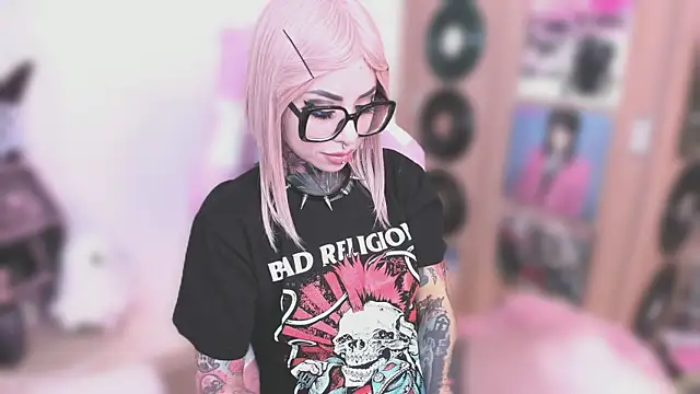 Snapshot of NikkiRamone chatting on 01-07-26, 11:37 NikkiRamone online show from 01-07-26, 11:37