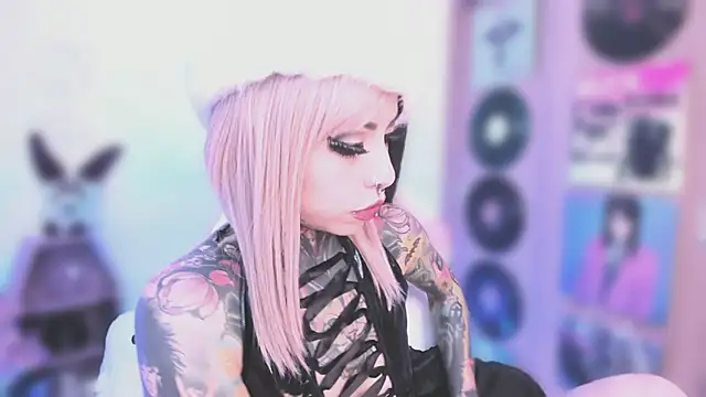 Snapshot of NikkiRamone chatting on 12-19-25, 11:23 NikkiRamone online show from 12-19-25, 11:23