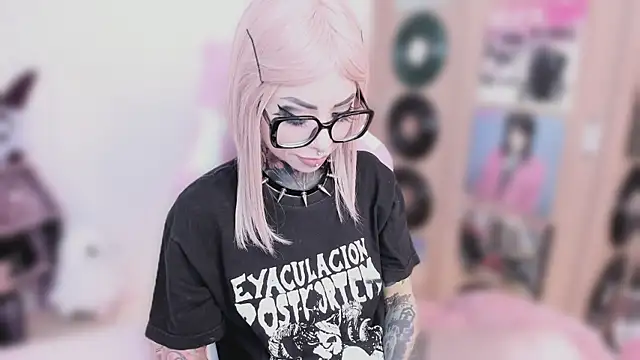 Snapshot of NikkiRamone chatting on 01-12-26, 11:17 NikkiRamone online show from 01-12-26, 11:17