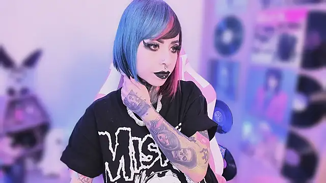 Snapshot of NikkiRamone chatting on 11-10-25, 10:26 NikkiRamone online show from 11-10-25, 10:26