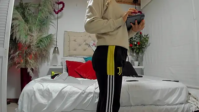 Samanthahavery44 online show from 10-15-25, 04:00