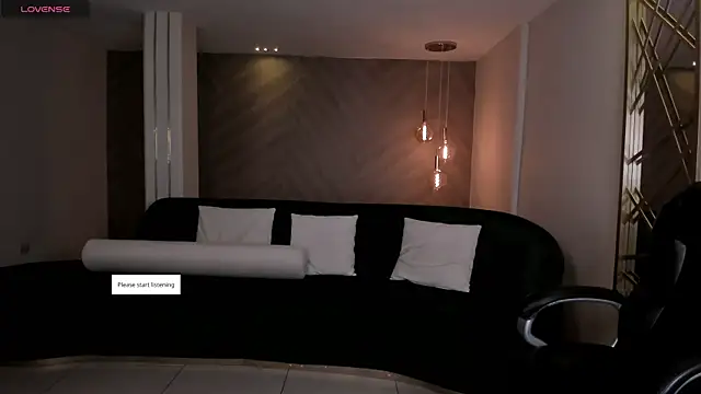 Snapshot of RebeccaHudson chatting on 04-27-26, 07:34 RebeccaHudson online show from 04-27-26, 07:34