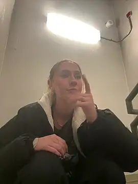 Snapshot of M1ssyk1ssy chatting on 01-24-25, 05:00 M1ssyk1ssy online show from 01-24-25, 05:00