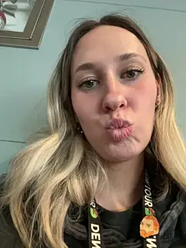 Snapshot of M1ssyk1ssy chatting on 12-24-24, 01:38 M1ssyk1ssy online show from 12-24-24, 01:38