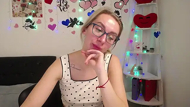 Snapshot of VasilisaSii chatting on 02-24-25, 09:10 VasilisaSii online show from 02-24-25, 09:10