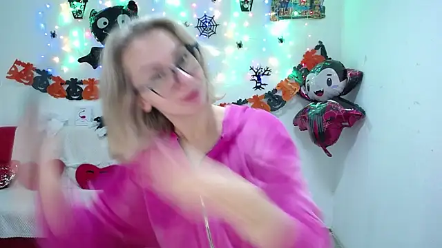 Snapshot of VasilisaSii chatting on 10-18-25, 05:09 VasilisaSii online show from 10-18-25, 05:09