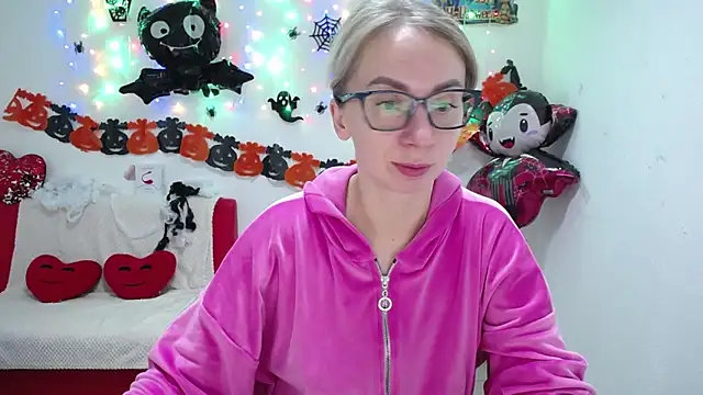 Snapshot of VasilisaSii chatting on 10-20-25, 05:09 VasilisaSii online show from 10-20-25, 05:09