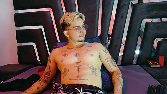 Snapshot of AliceandMax chatting on 04-10-26, 02:13 AliceandMax online show from 04-10-26, 02:13