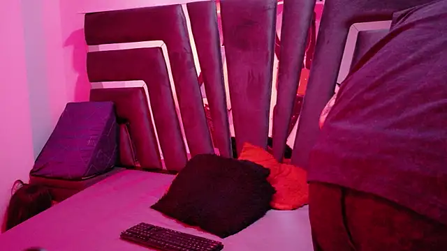 AliceandMax online show from 07-25-26, 12:22