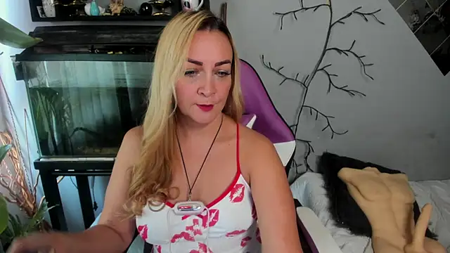 Snapshot of karen_mature69 chatting on 09-14-25, 01:00 karen mature69 online show from 09-14-25, 01:00
