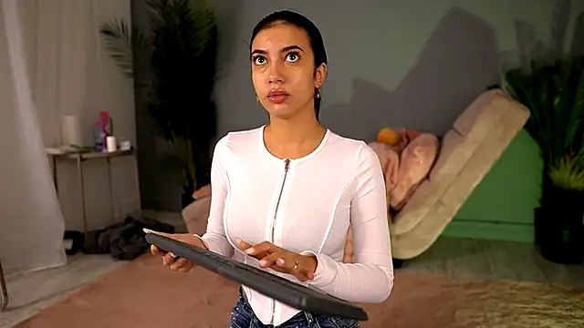 BetsyGonzale online show from 10-18-25, 04:03