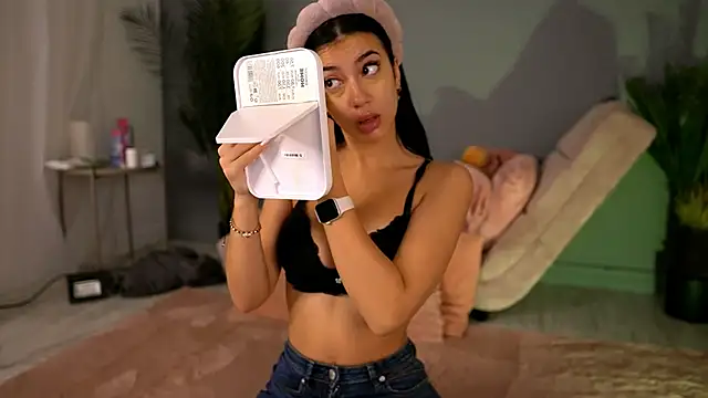 BetsyGonzale online show from 10-17-25, 04:05