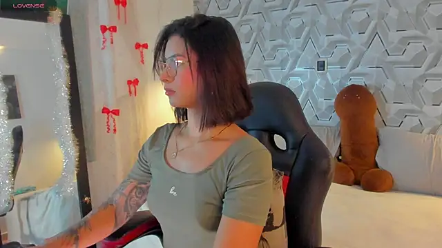 Sophiee Hill online show from 04-10-26, 07:15