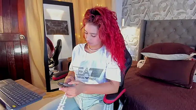 Snapshot of Sophiee_Hill chatting on 09-18-25, 11:08 Sophiee Hill online show from 09-18-25, 11:08