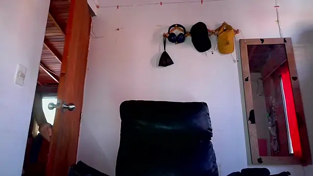 Snapshot of calioppe01 chatting on 06-18-26, 01:16 calioppe01 online show from 06-18-26, 01:16