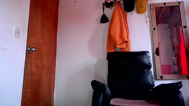 Snapshot of calioppe01 chatting on 06-15-26, 05:12 calioppe01 online show from 06-15-26, 05:12
