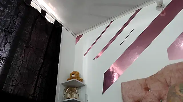 Kitten Hot  online show from 09-27-25, 03:07