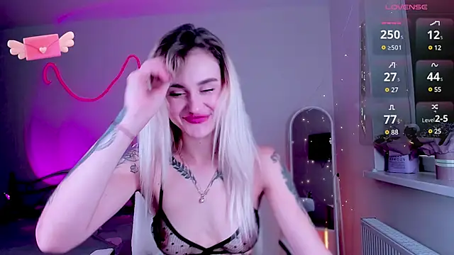 Snapshot of _Ravenaa chatting on 12-06-24, 10:32 Ravenaa online show from 12-06-24, 10:32