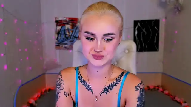 Snapshot of _Ravenaa chatting on 10-19-25, 03:59 Ravenaa online show from 10-19-25, 03:59